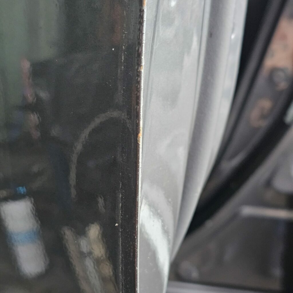 防撞條拆開後,會發現車門上有壓條痕跡,車門邊因防撞條的內部金屬片生鏽,所引起的連續反映,造成車門本體也開始生鏽